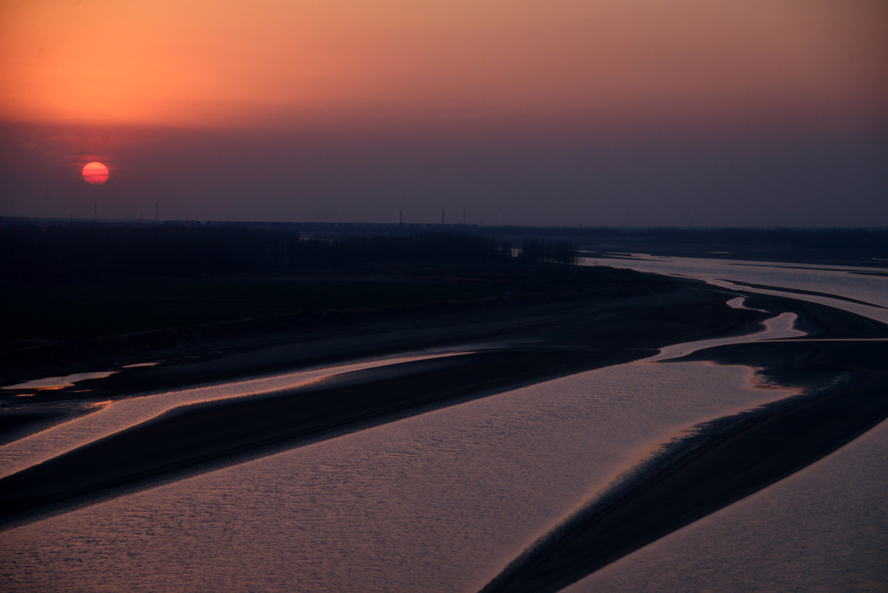 2014年1月25日，在济南建邦黄河大桥上看到黄河与夕阳交辉，心情异常留恋，感叹大自然赋予人类的美景。