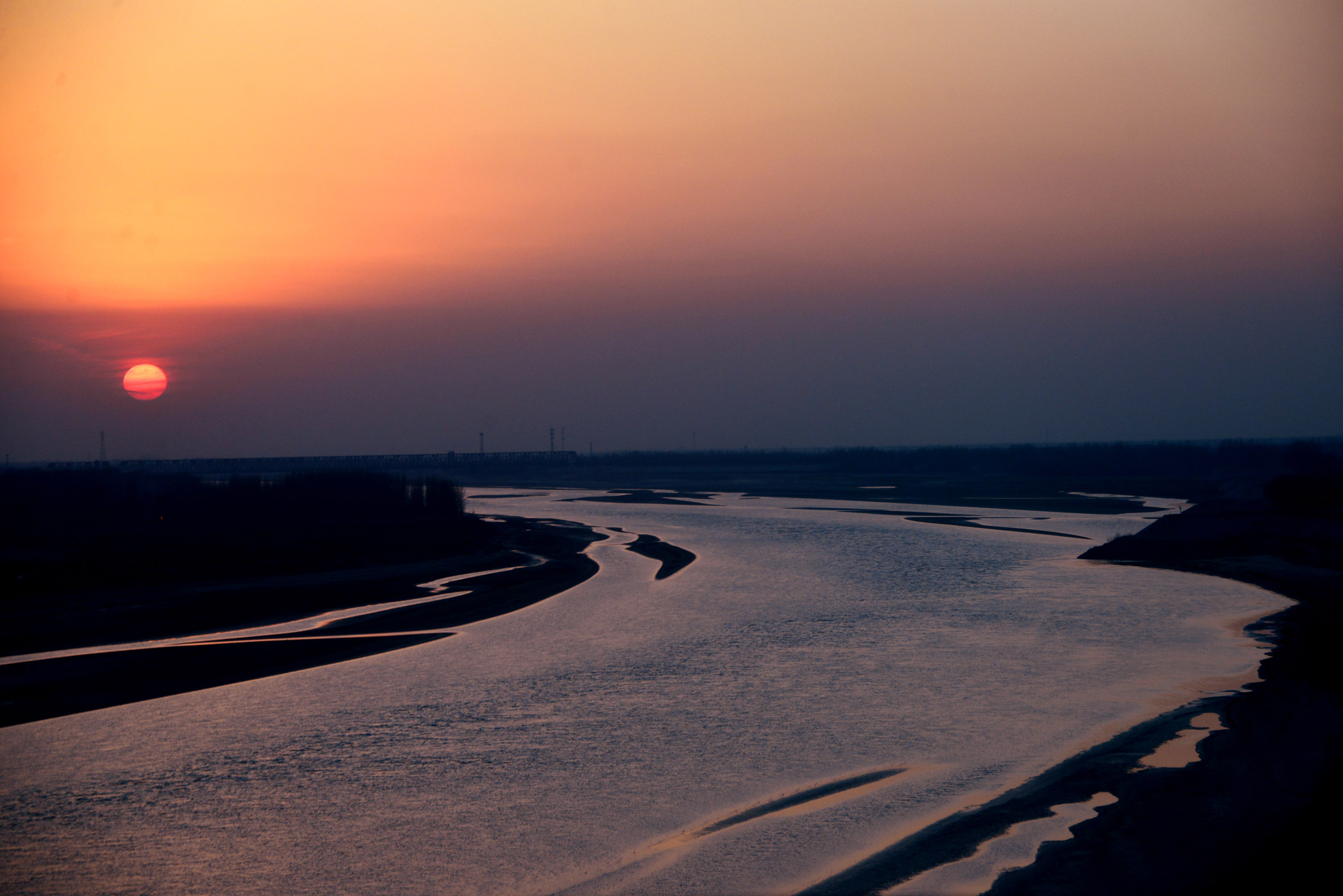 2014年1月25日，在济南建邦黄河大桥上看到黄河与夕阳交辉，心情异常留恋，感叹大自然赋予人类的美景。