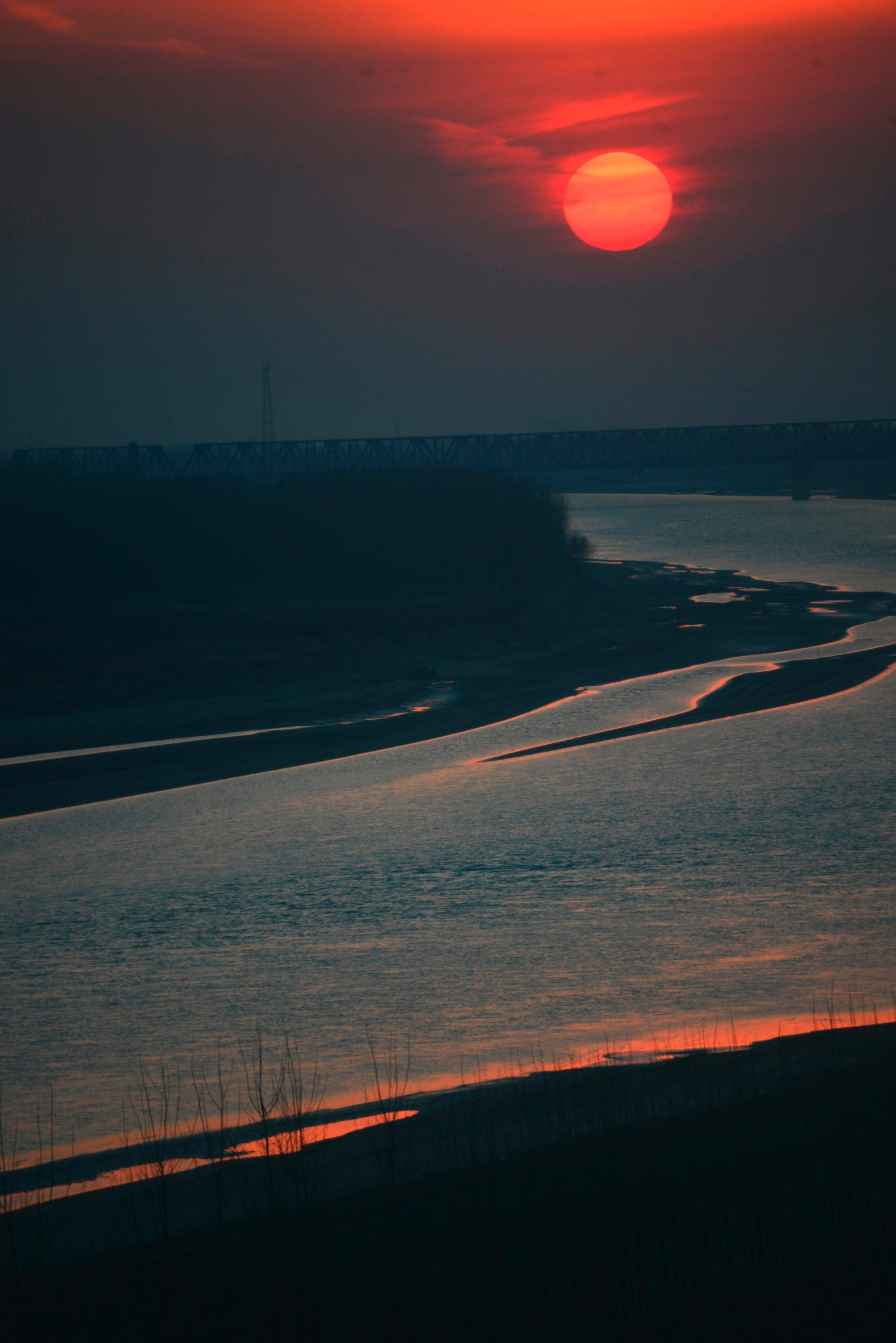 2014年1月25日，在济南建邦黄河大桥上看到黄河与夕阳交辉，心情异常留恋，感叹大自然赋予人类的美景。