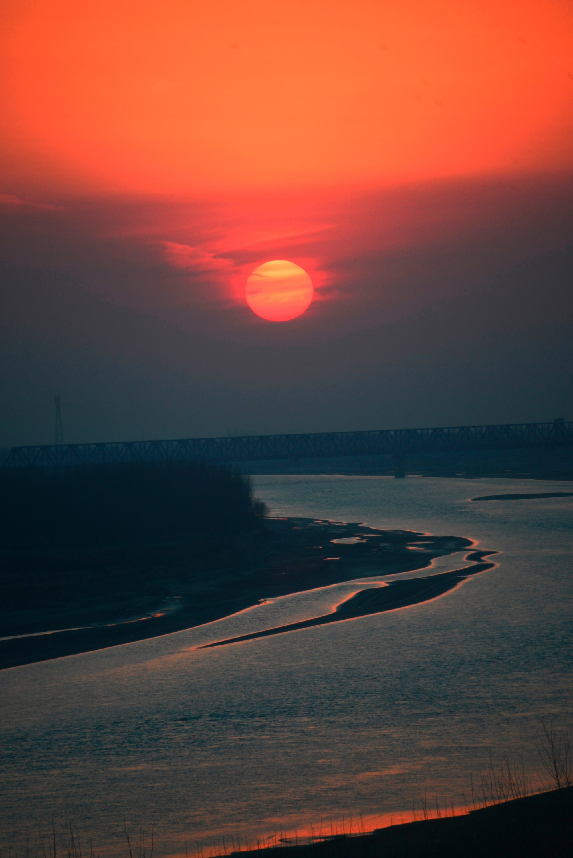 2014年1月25日，在济南建邦黄河大桥上看到黄河与夕阳交辉，心情异常留恋，感叹大自然赋予人类的美景。