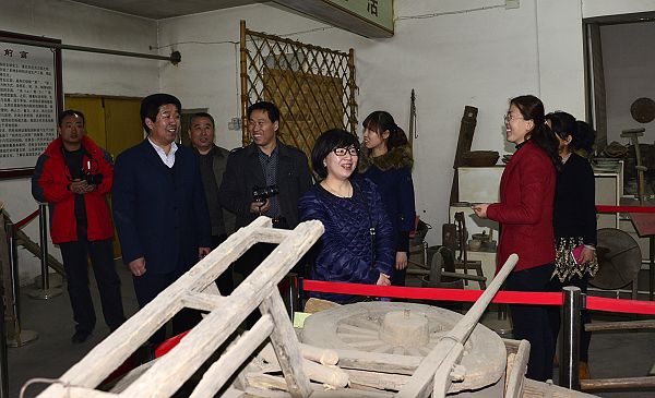 山东：唐狮服饰情系单亲小学生