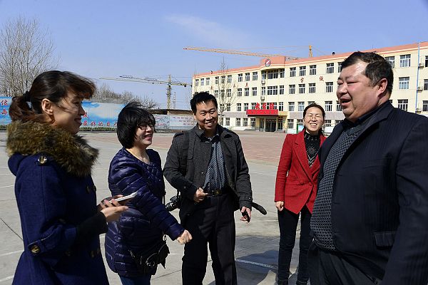 2014年2月27日，山东省茌平县教育局局长与周娜、王磊进行交谈，对他们的善举表示感谢。