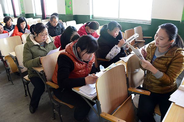 山东：唐狮服饰情系单亲小学生