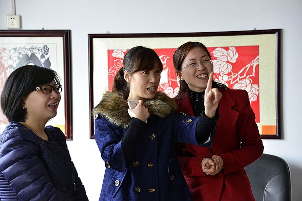 山东：唐狮服饰情系单亲小学生