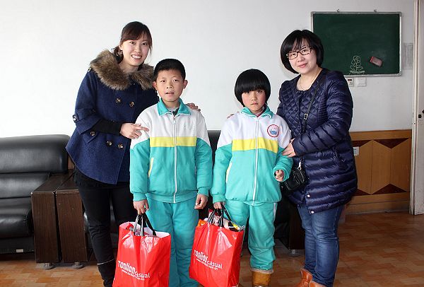 山东：唐狮服饰情系单亲小学生
