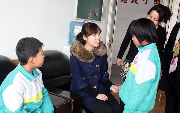 山东：唐狮服饰情系单亲小学生