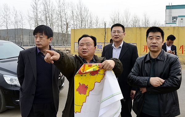 2014年3月7日，晶科电力有限公司山东分公司总经理张志科（右二）在莘县张寨镇考察。 