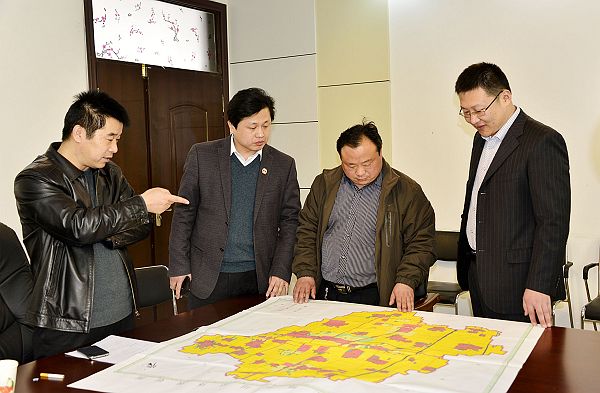 2014年3月7日，晶科电力有限公司山东分公司总经理张志科（右一）在莘县柿子园镇考察。