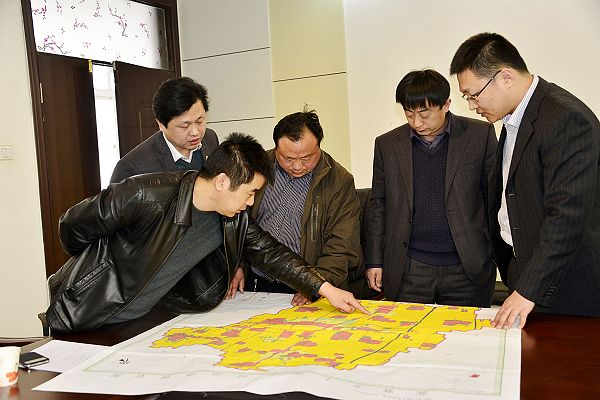 2014年3月7日，晶科电力有限公司山东分公司总经理张志科（右一）在莘县柿子园镇考察。