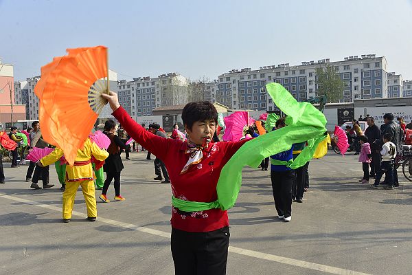 山东茌平：振兴办事处田庄村扇子舞舞动春天
