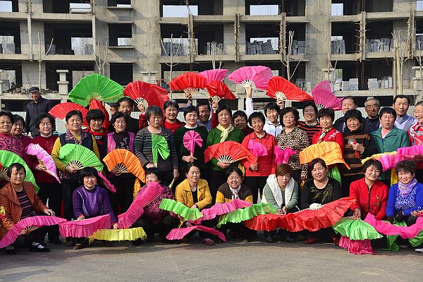 山东茌平：振兴办事处田庄村扇子舞舞动春天