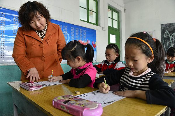 2014年3月25日，周楼小学小学生在刘洪顺老师的指导下进行正确书写汉字。 