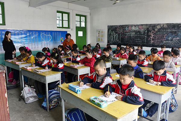 2014年3月25日，周楼小学小学生在老师的指导下进行正确书写汉字。 