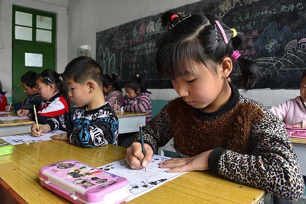 2014年3月25日，周楼小学小学生在老师的指导下进行正确书写汉字。 