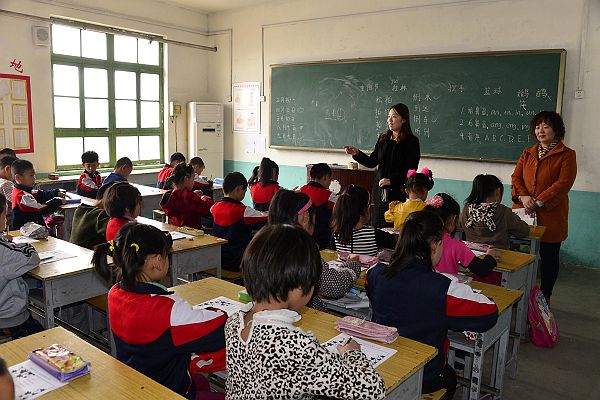 2014年3月25日，周楼小学小学生在老师的指导下进行正确书写汉字。 