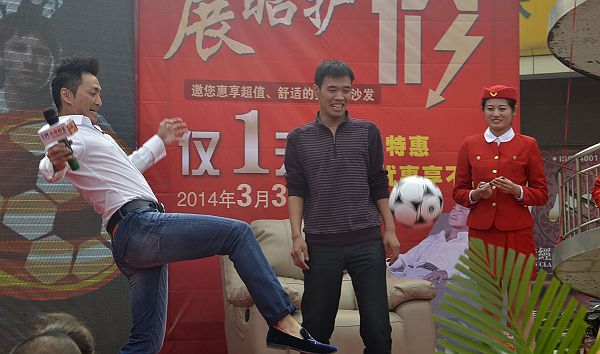 2014年3月30日，香港影星何家劲在山东省聊城顺屹家居广场与市民互动。