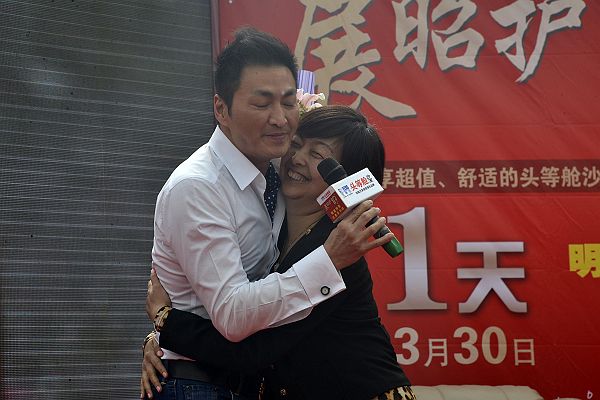 2014年3月30日，香港影星何家劲在山东省聊城顺屹家居广场与市民互动。
