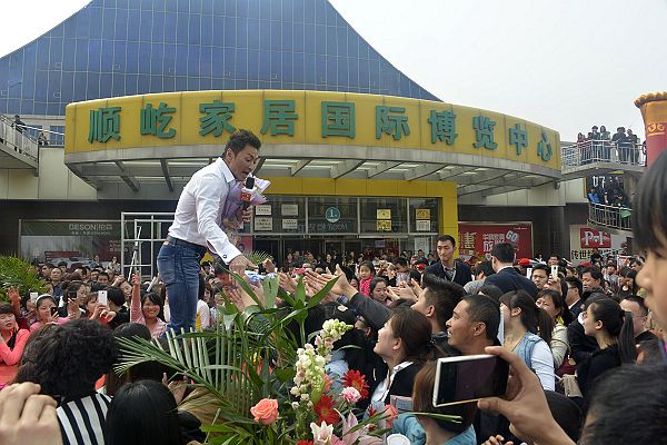 2014年3月30日，香港影星何家劲在山东省聊城顺屹家居广场与市民互动。