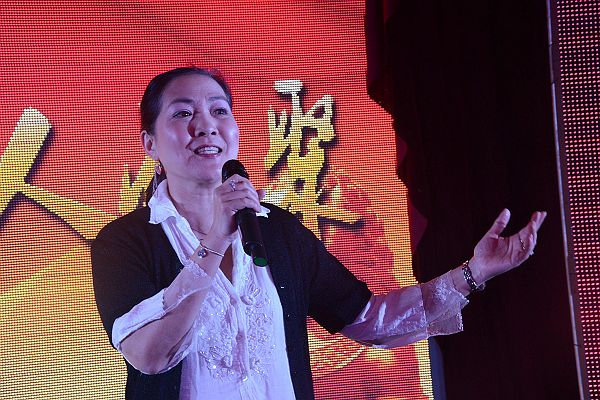 2014年4月13日，中国第七届静清苑名人雅聚活动上参加活动的艺术家现场献艺。