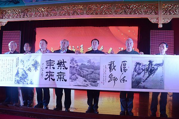 著名书画家吴进良、李德茂、王港日、徐公正、王振东、马蓬、杨书华在第七届静清苑名人雅聚活动现场向中国榜 ...