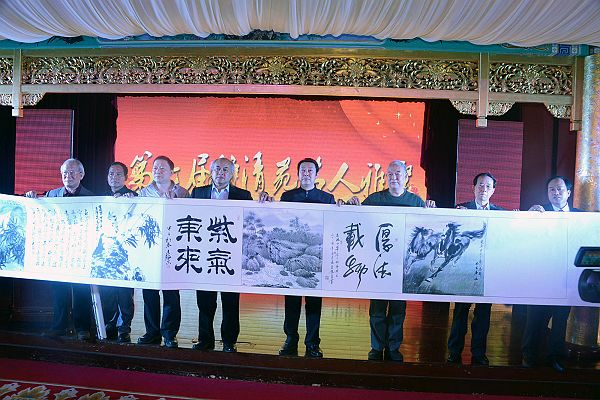 著名书画家吴进良、李德茂、王港日、徐公正、王振东、马蓬、杨书华在第七届静清苑名人雅聚活动现场向中国榜 ...
