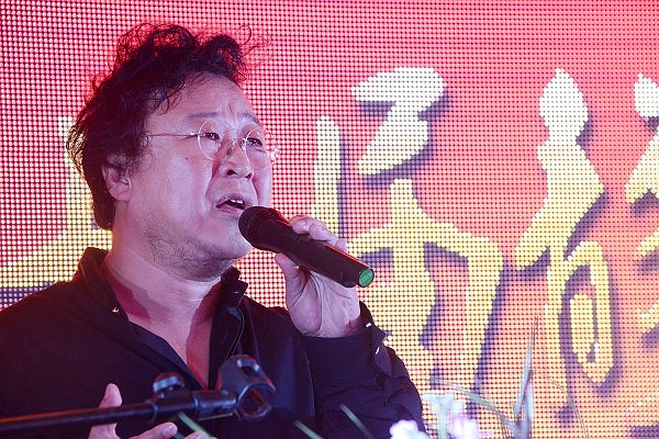 词作家张俊以在第七届静清苑名人雅聚活动现场朗诵诗歌《母亲》。