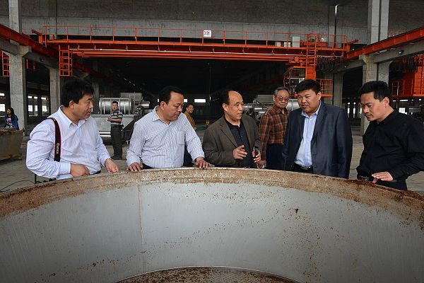 2014年4月17日，国花集团董事长刘发来（左三）向企业界代表介绍酿酒情况。