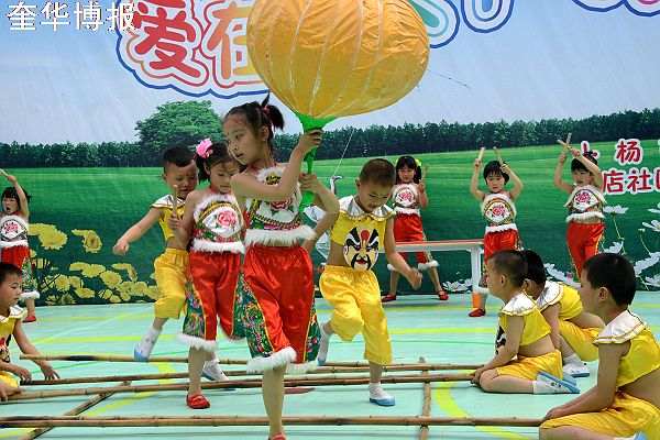2014年5月31日，山东省茌平县冯官屯镇小杨屯村幼儿园、薛店幼儿园庆六一汇报演出现场。