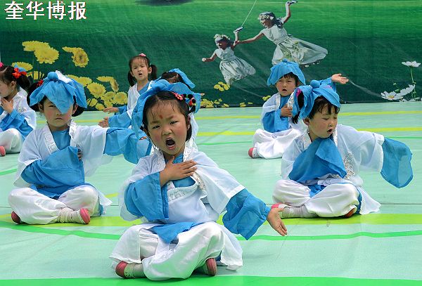 2014年5月31日，山东省茌平县冯官屯镇小杨屯村幼儿园、薛店幼儿园庆六一汇报演出现场。