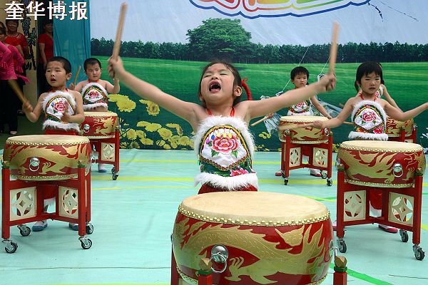 2014年5月31日，山东省茌平县冯官屯镇小杨屯村幼儿园、薛店幼儿园庆六一汇报演出现场。