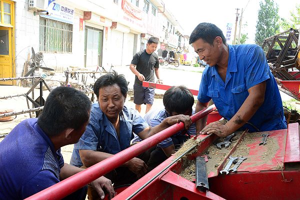 山东茌平：农民发明家谷风金发明小麦收割机自动卸粮筒