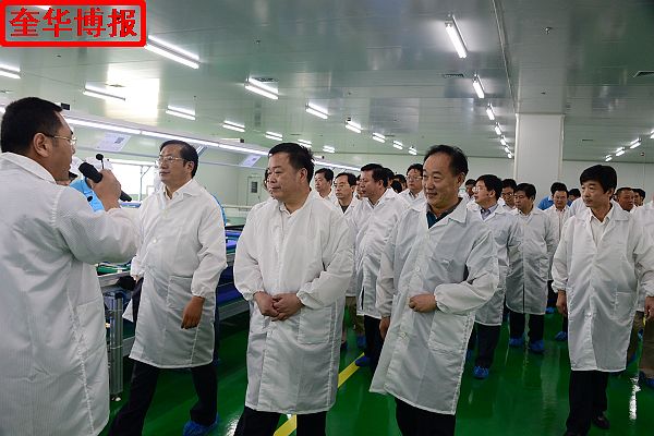2014年8月16日，茌平县聊城瑞华电子科技有限公司副总经理王松鑫向王忠林市长一行介绍企业生产情况。