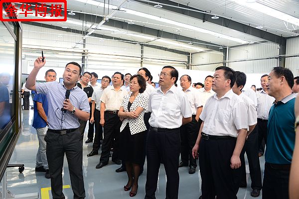 2014年8月16日，茌平县聊城瑞华电子科技有限公司副总经理王松鑫向王忠林市长一行介绍企业生产情况。