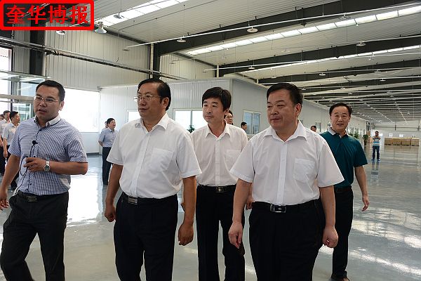 2014年8月16日，茌平县聊城瑞华电子科技有限公司副总经理王松鑫向王忠林市长一行介绍企业生产情况。