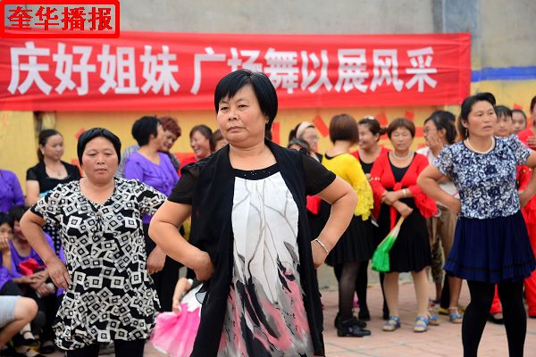2014年9月7日，山东省茌平县农村姐妹广场舞在苗屯村文化广场展演现场。