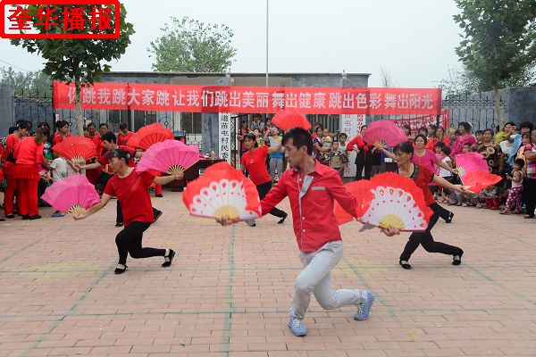 2014年9月7日，山东省茌平县农村姐妹广场舞在苗屯村文化广场展演现场。