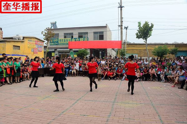 2014年9月7日，山东省茌平县农村姐妹广场舞在苗屯村文化广场展演现场。