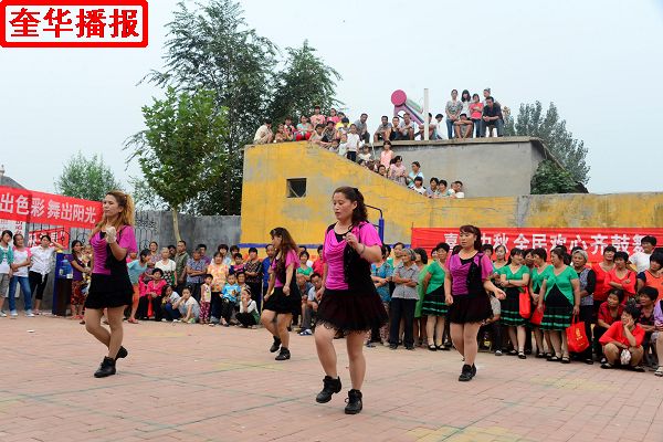 2014年9月7日，山东省茌平县农村姐妹广场舞在苗屯村文化广场展演现场。