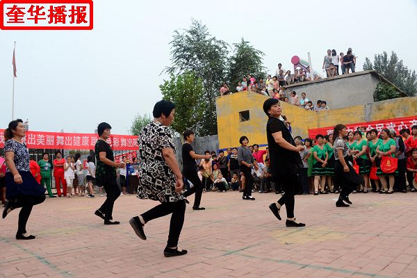 2014年9月7日，山东省茌平县农村姐妹广场舞在苗屯村文化广场展演现场。