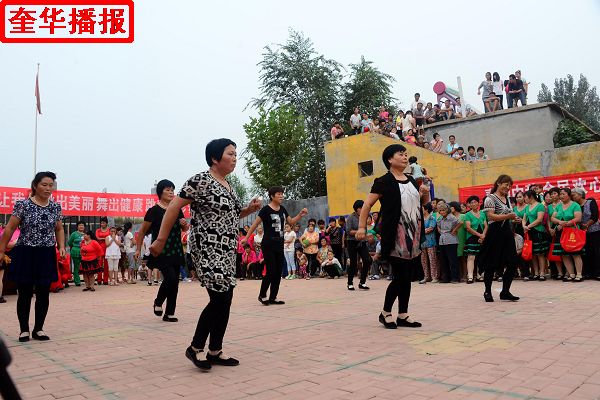 2014年9月7日，山东省茌平县农村姐妹广场舞在苗屯村文化广场展演现场。