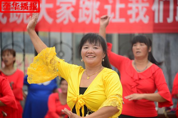 2014年9月7日，山东省茌平县农村姐妹广场舞在苗屯村文化广场展演现场。