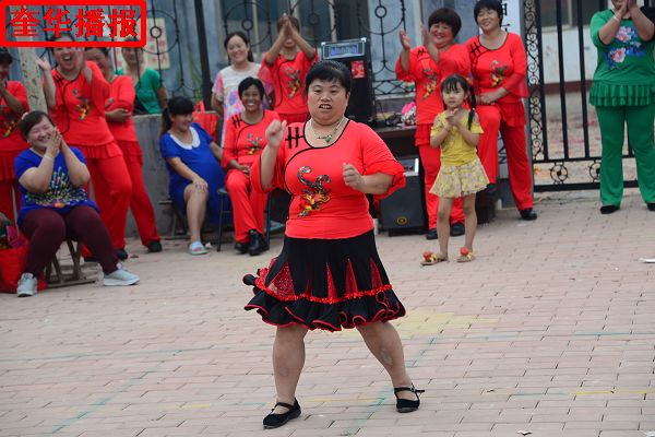 2014年9月7日，山东省茌平县农村姐妹广场舞在苗屯村文化广场展演现场。