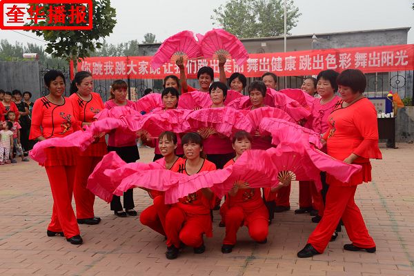 2014年9月7日，山东省茌平县农村姐妹广场舞在苗屯村文化广场展演现场。