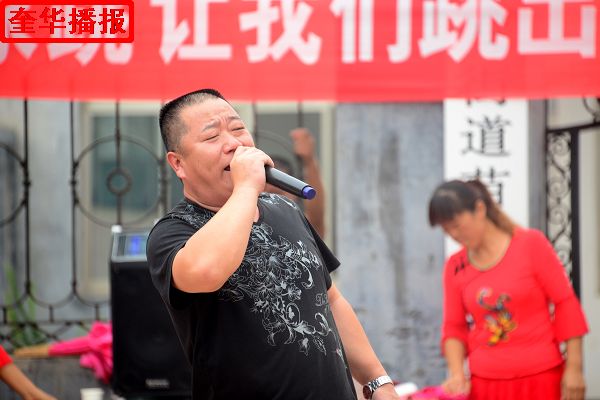 2014年9月7日，山东省茌平县农村姐妹广场舞在苗屯村文化广场展演现场。