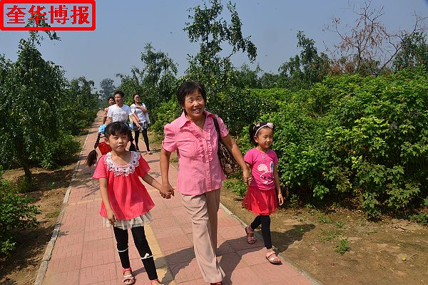 2014年9月13日星期六，聊城市民及济南、青岛的游客来到山东省茌平县肖庄镇圆铃大枣生态园里，进行自由采摘， ...