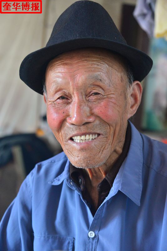 2014年9月22日， 今年89岁的山东省茌平县杜郎口镇张海子村老画家张宗源先生。
