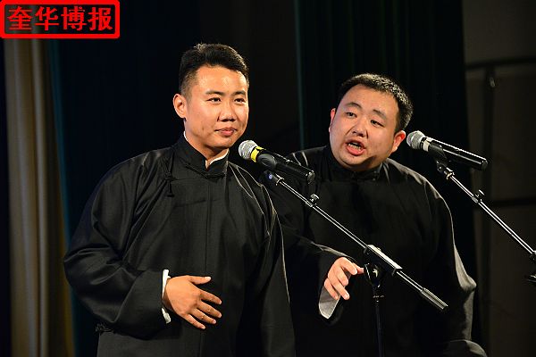 2014年9月20日，在山东济南明湖居开心剧场青年相声演员薛晓冬、高超表演相声。