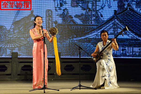 2014年9月20日，在山东济南明湖居开心剧场青年演员马静、张春华演唱单弦。 