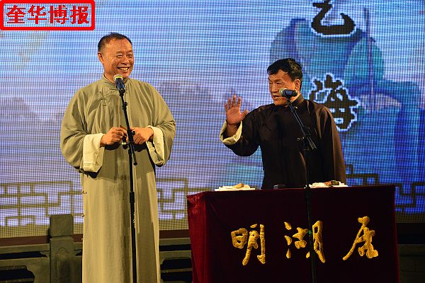 2014年9月20日，在山东济南明湖居开心剧场山东快书表演艺术家罗广兴、王继荣合作表演山东快书。