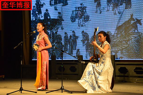 2014年9月20日，在山东济南明湖居开心剧场青年演员马静、张春华演唱单弦。 
